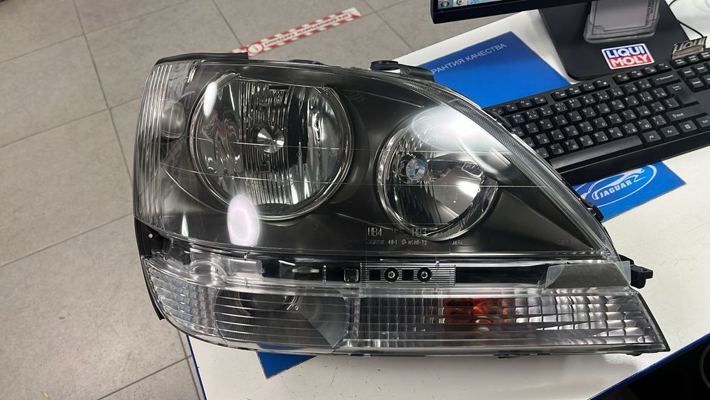Продам фара правая таета хариер оригинал