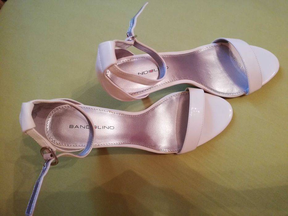 Sandale albe, noi, marca Bandolino, lacuite, masura 37 sau 6 1/2