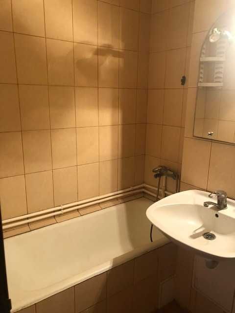 De vanzare apartament 3 camere, Et. 1, vis-a-vis de Spitalul Orasenesc