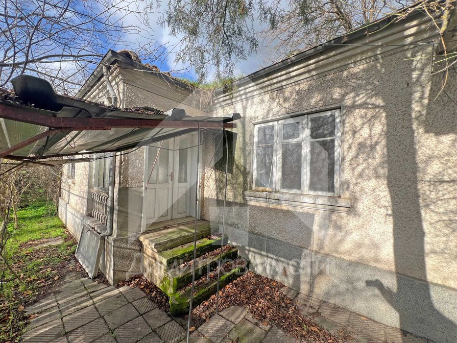 Продава се тухлена къща в гр. Плиска с двор 1200 кв.м. и КЛАДЕНЕЦ.