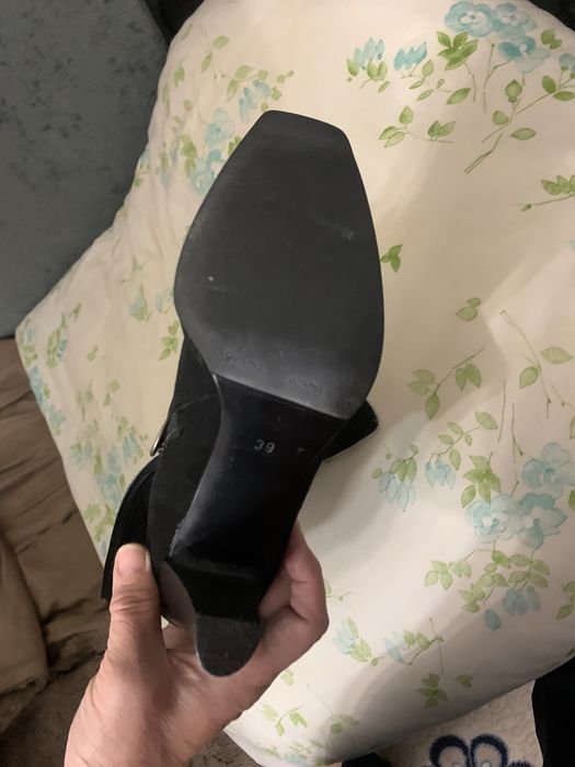 Зимние темные сапоги