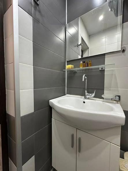 Дава се под наем Двустаен апартамент в Пловдив, Изгрев - 50 кв.м за 306 € - Снимка #3