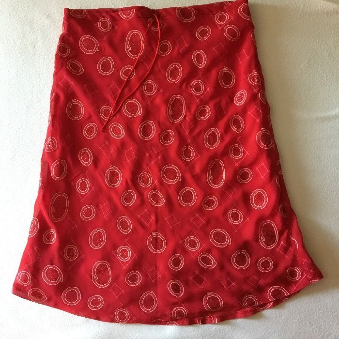 Красива и ефирна червена пола за специален повод