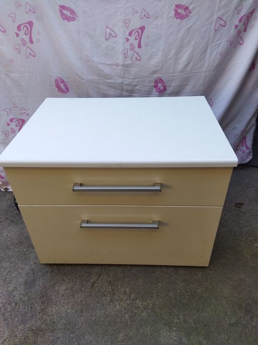 Комод с выдвижными ящиками