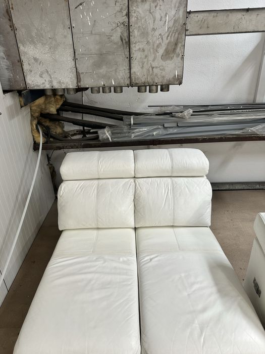 Coltar piele alba in conditii foarte bune.