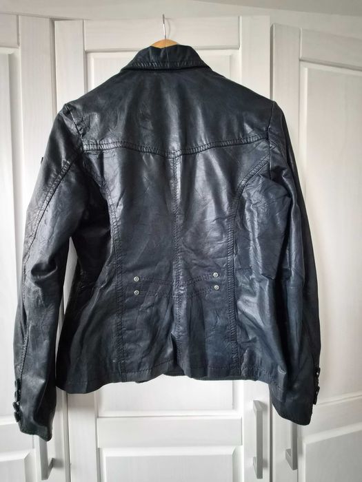 Тъмно синьо яко от естествена кожа