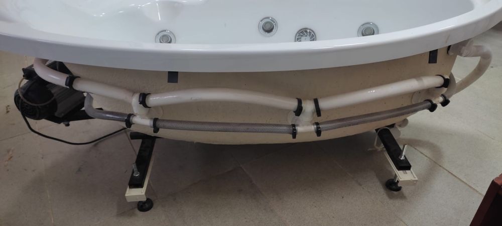 Cada baie cu hidromasaj asimetrica pe colt