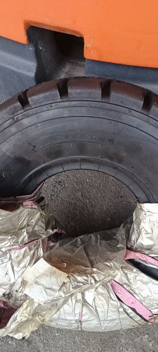 Продавам гуми за мотокар