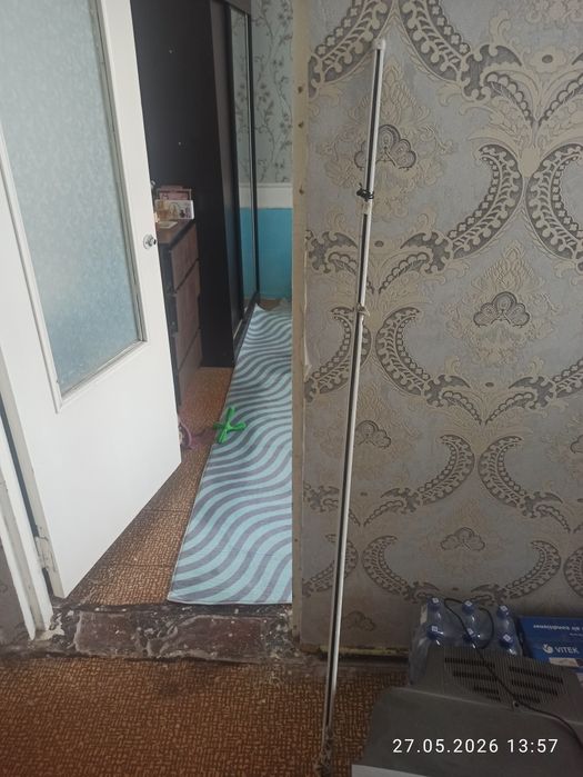Деревянная дверь и карниз