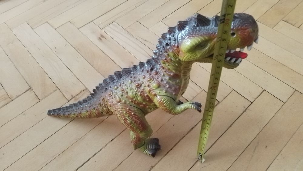 Продавам движдещ се,светещ и говорещ динозавър играчка