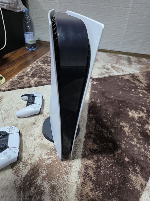 Vând Consola PlayStation 5 Digital Edition (PS5) Slim, 825 GB+ 2 controlăre +contul de jocuri
