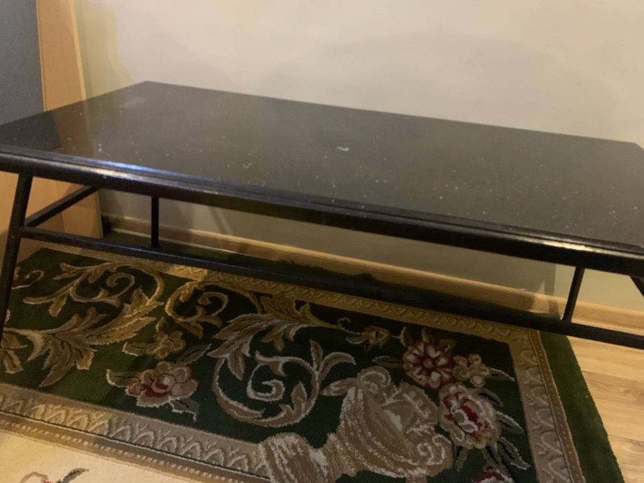 Kitob oqish uchun stol na komnite