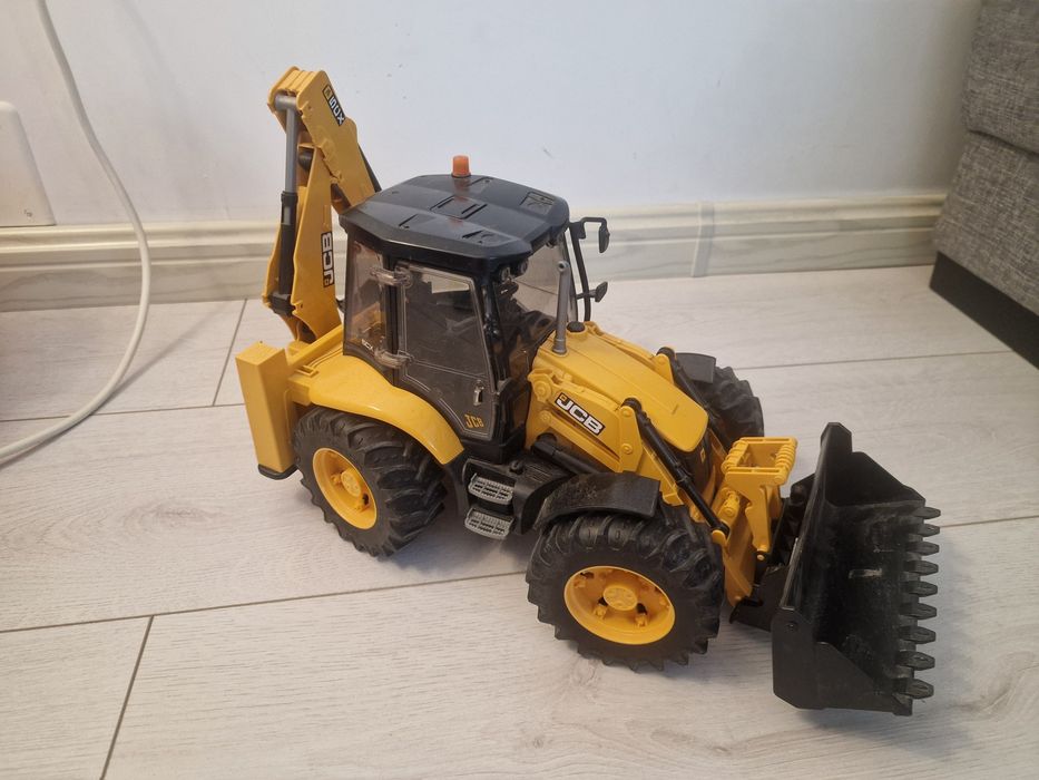 Camion de gunoi si tractor Bruder