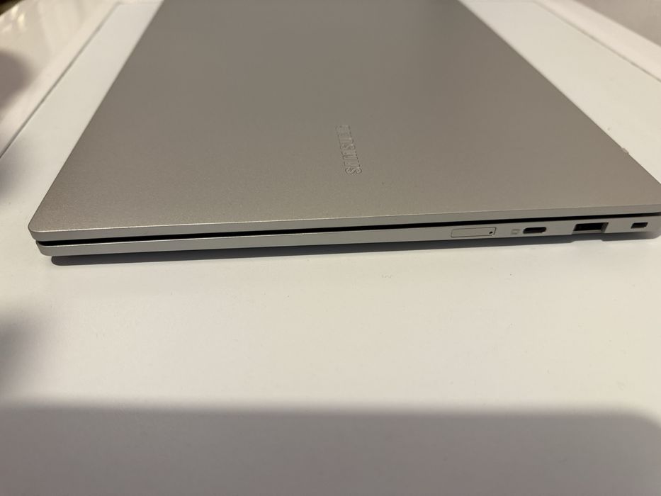 Лаптоп Samsung Galaxy Go нов