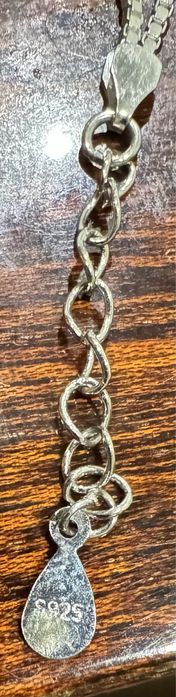 Сребърна гривна с циркони