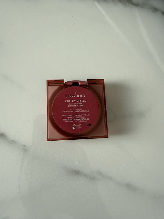 Нова пудра Huda Beauty Glowish