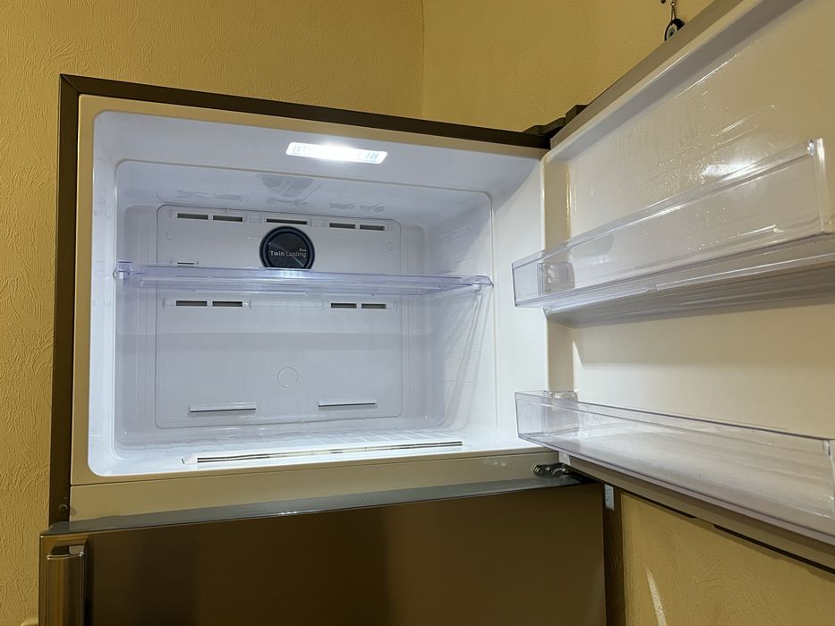 Холодильник продам срочно
