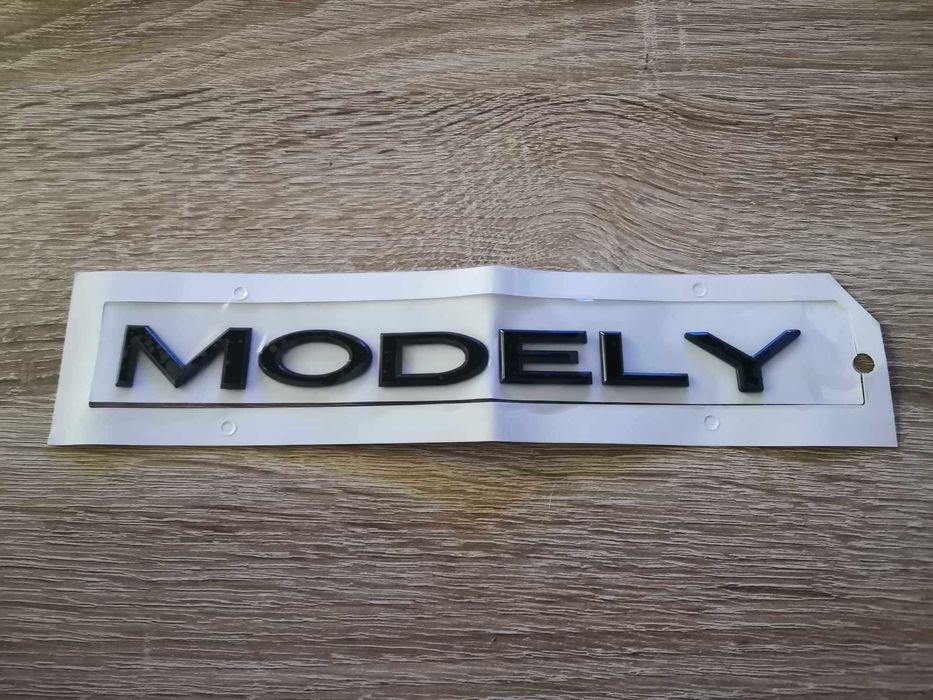 надпис черен гланц Tesla Y