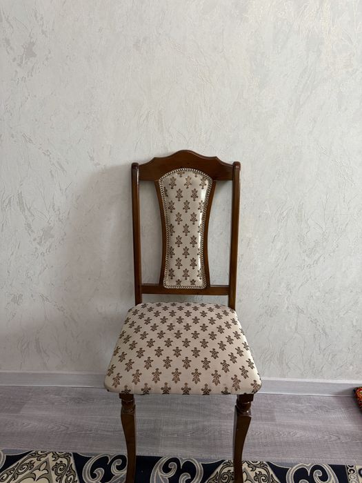 Продаётся комплектом: стол + 12 стульев