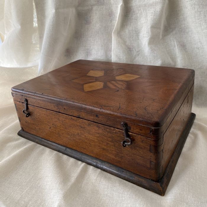 Cutie vintage deosebită, din lemn, în stare foarte bună