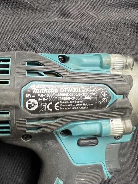 Vand bormasina de impact Makita(3buc) acumulatori 5 Ah si statie dubla