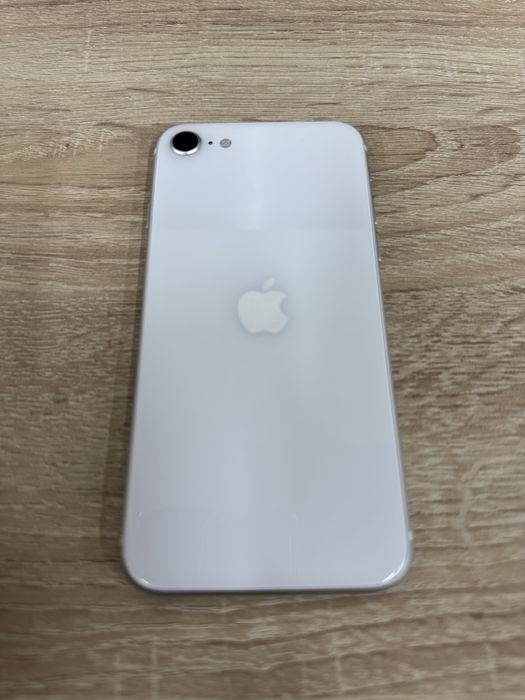 Срочно продаётся iPhone SE 2020 года.