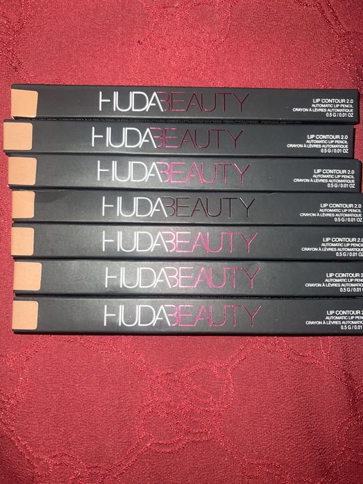 Creion de buze Huda Beauty