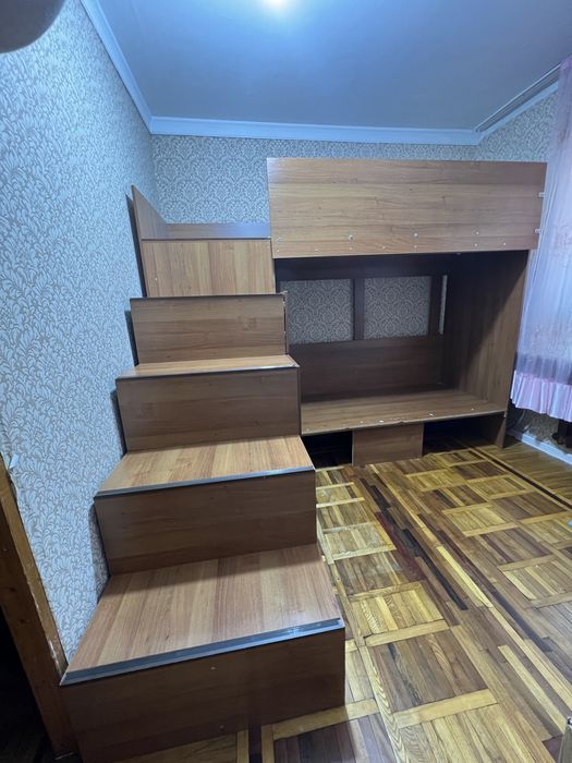 Двухъярусная кровать из ЛДСП с полками, ящиками и встроенным шкафом