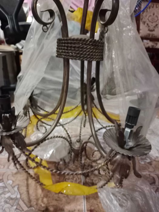 Люстры металлические скованные.