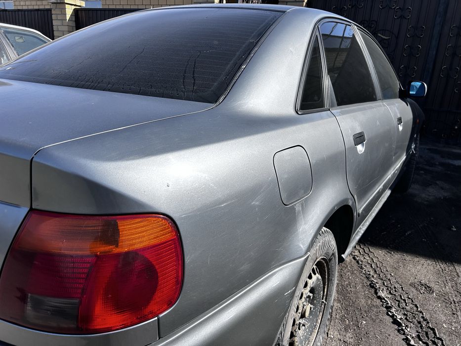 Машина Ауди А4 1999 года