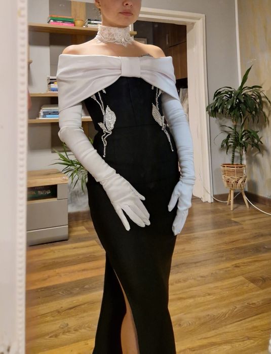 Capa, bolero alb, manusi, choker