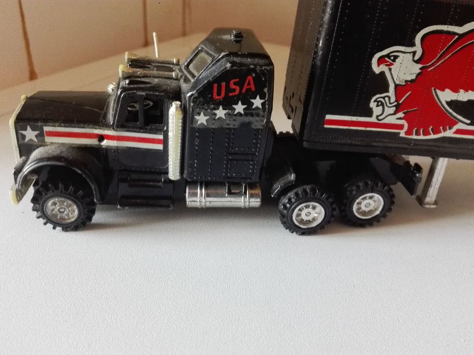 Микроскоп , камион и стара абаджийска ножица .