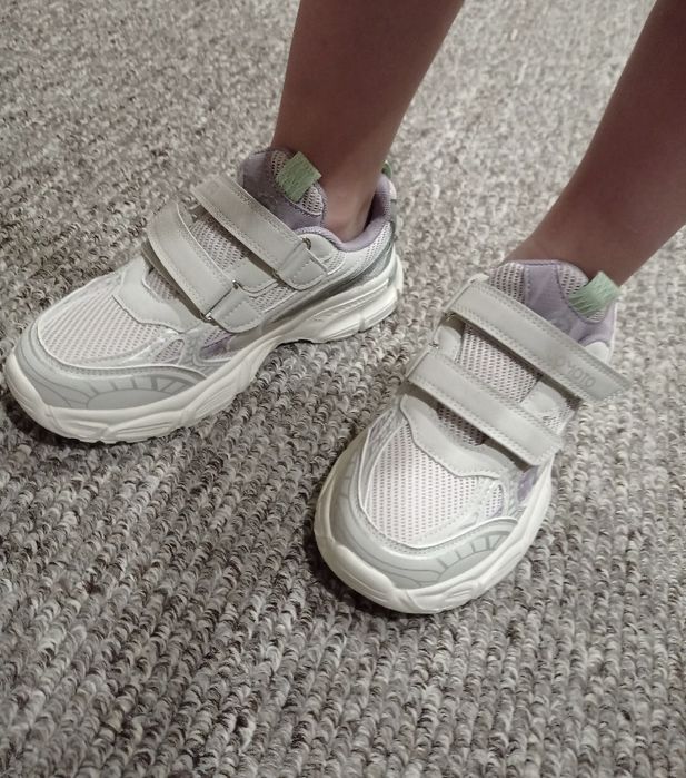 Новые. Стильные  весенние  кроссовки.