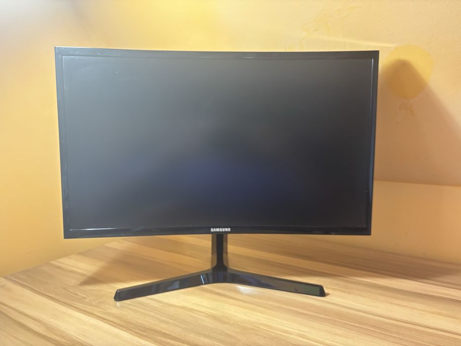 Продавам извит монитор Samsung 24" (C24F396FHR)