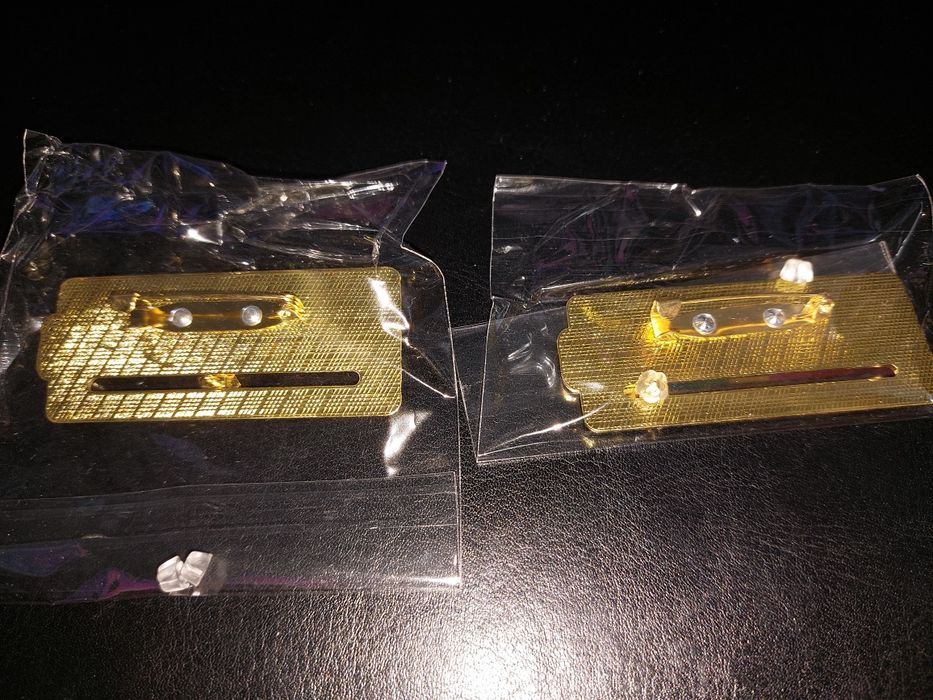 Brosa metalica My Social Battery Alb Negru