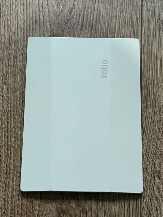 Ebook reader Kobo Aura HD ecran 6.8 inch touchscreen, iluminat pt citit noaptea, 700 carti in limba romana copiate pe el
