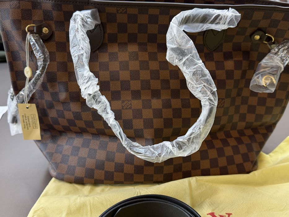 Дамска чанта Louis Vuitton с подарък колан.