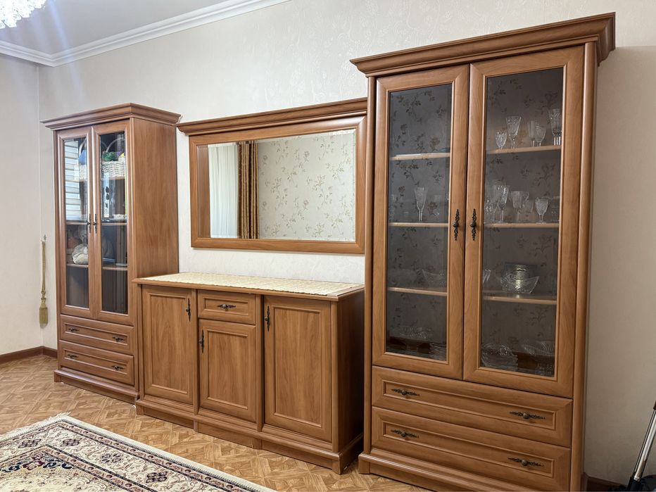 Продается сервант, комод с зеркалом