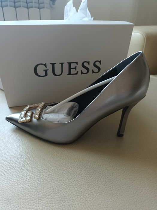 маркови дамски обувки на ток GUESS