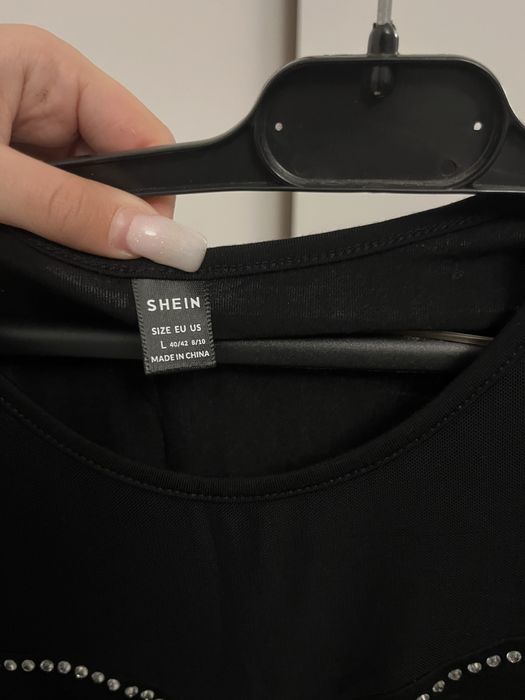 Черен топ без ръкави.