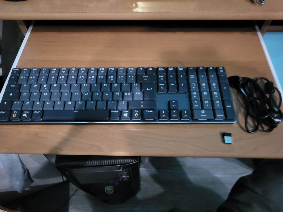 Tastatura de gaming wireless RGB (NOU)