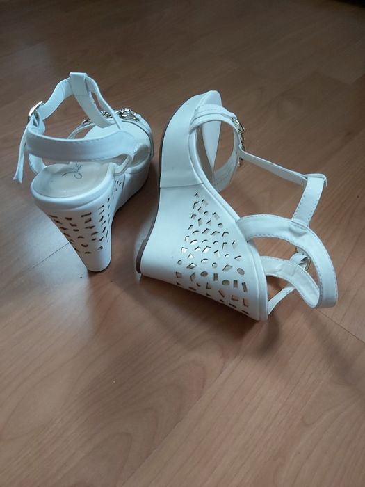Сандали бели нови