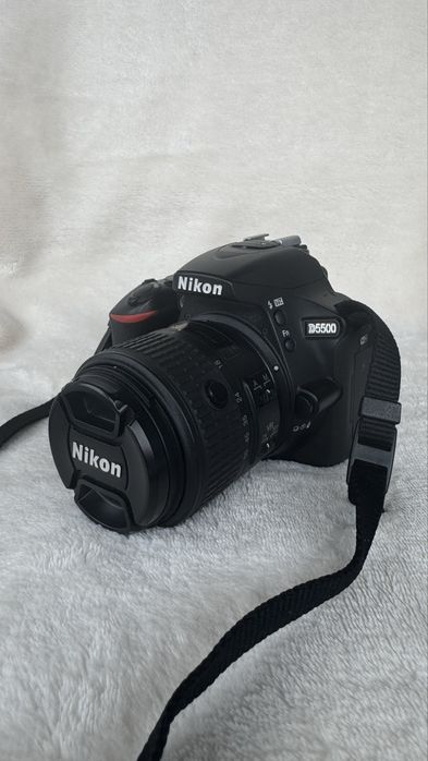 Nikon D5500 + 2 obiective (18-55 VR + 55-200 VR) + 2 baterii + încărcător + geantă/sacoșă + card 32GB