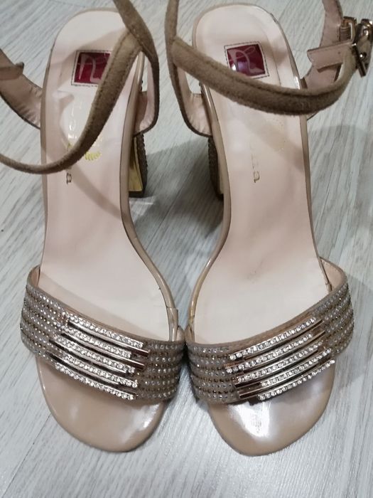 Продам босоножки