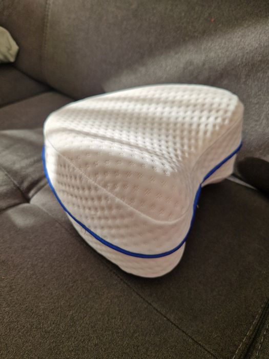 Perna cu spuma de memorie pentru dormit pe lateral