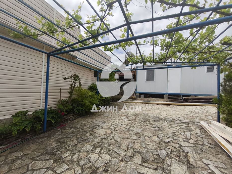 Просторна обзаведена къща с двор в гр. Бяла