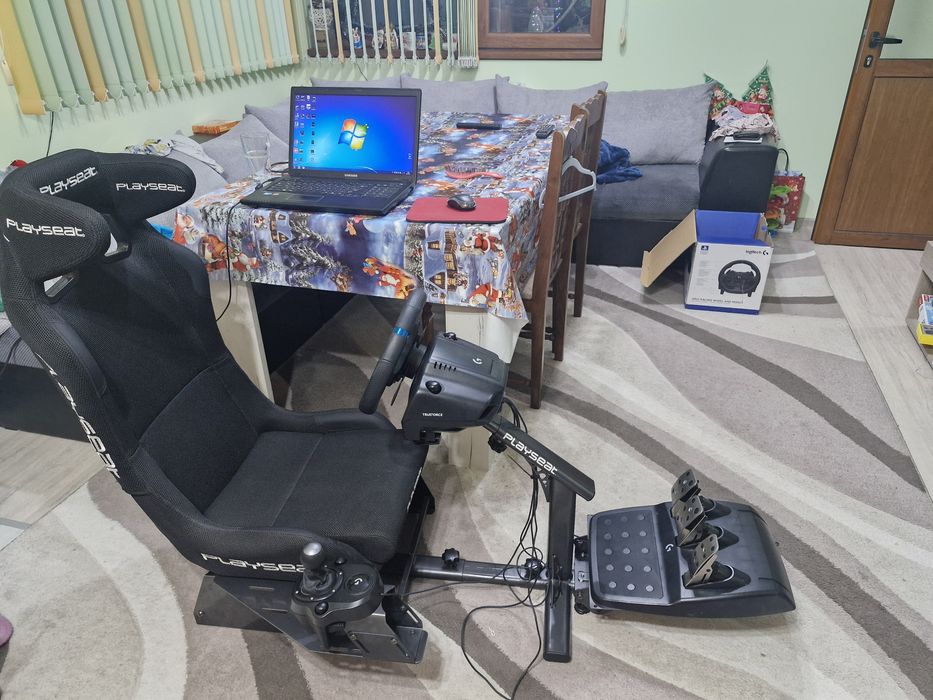 Продавам симулатор комплект  Logitech G923