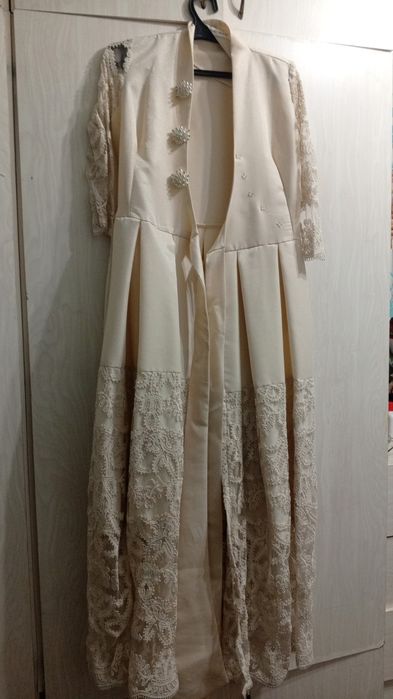 Продам бежевое платье длинное