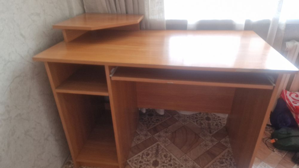 Продам стол компьютерный