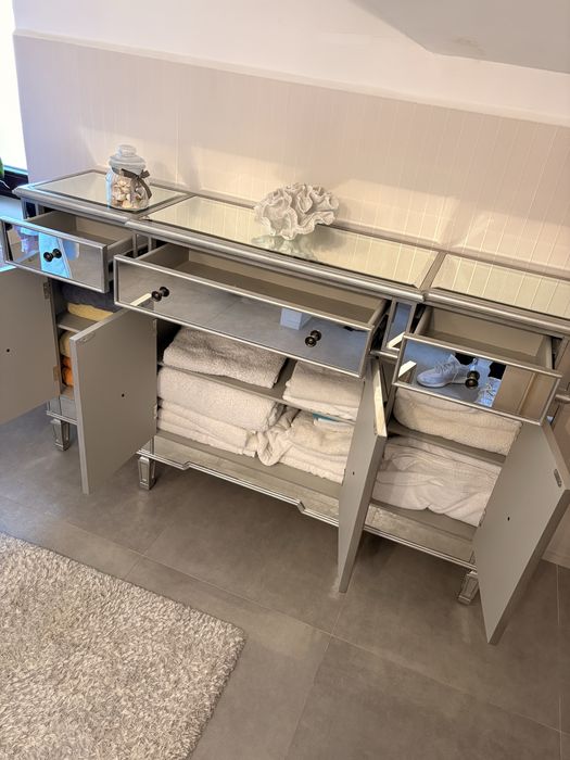 Vand comoda din oglinda  model deosebit